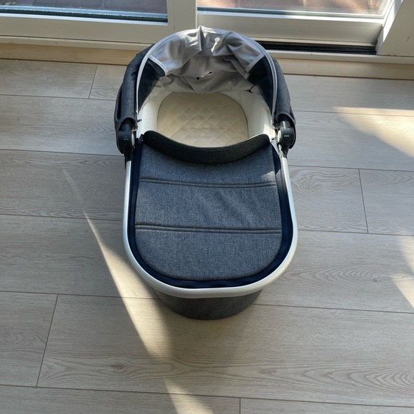 UPPAbaby Bassinet- Stylish Gray Bassinet and Stroller Attachment - Picture 8 of 13